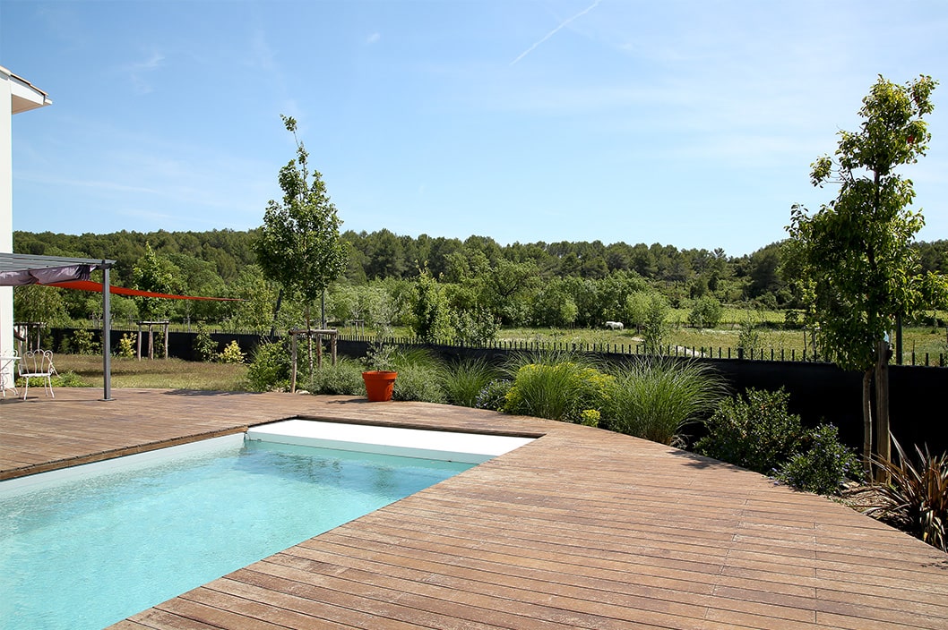 Piscine; terrasse; bambou